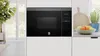 Microondas Balay empotrado negro con panel digital en cocina moderna junto a frutas