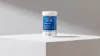Weißer Behälter mit blauem Etikett, Flasche für Medikamente oder Nahrungsergänzungsmittel, auf weißer Oberfläche.