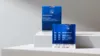 Blaue Boxen mit weißer Schrift auf einem weißen Podest, auf denen medizinische Informationen oder Richtlinien abgebildet sind.