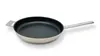 Frigideira de aço inoxidável com revestimento antiaderente preto e pega de metal longa.