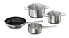 Conjunto de utensílios de cozinha em aço inoxidável, incluindo tachos, panelas e tampas, sobre um fundo branco.