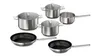Um conjunto de utensílios de cozinha em aço inoxidável, incluindo três panelas com tampa, uma caçarola e duas frigideiras com interiores antiaderentes pretos, todos dispostos sobre um fundo branco.