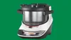 Bosch Cookit Küchenmaschine mit Kochfunktion und digitalem Display vor grünem Hintergrund.