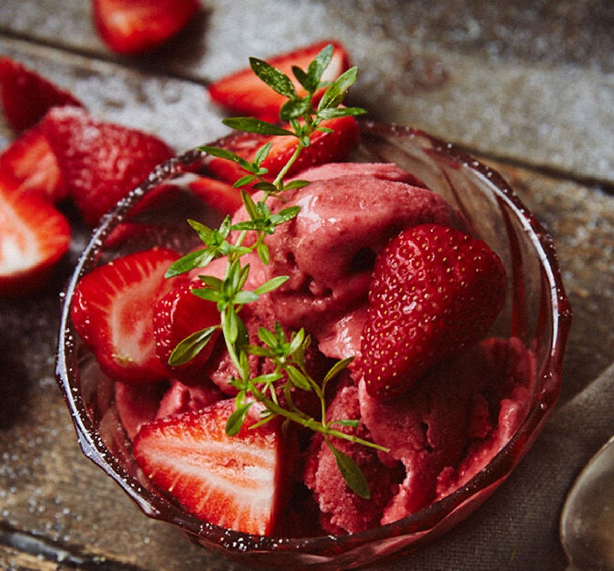 Rezept: Erdbeer-Eiscreme mit Kokosmilch, Ingwer und Limette