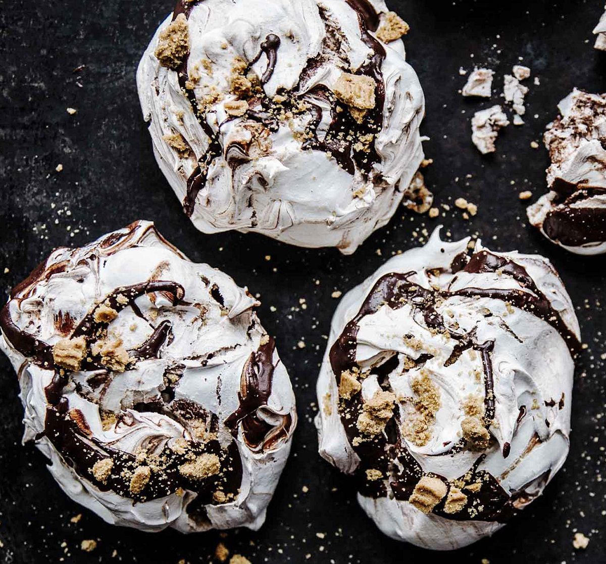 Rezept: Schoko-Nugat-Baisers mit Spekulatius-Bröseln | NEFF Rezept: Schoko-Nugat-Baisers mit Spekulatius-Bröseln | NEFF