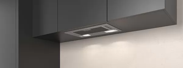 Elegante, moderne Dunstabzugshaube mit integrierter Beleuchtung und minimalistischem Design, die unter dunklen Schränken montiert wird.