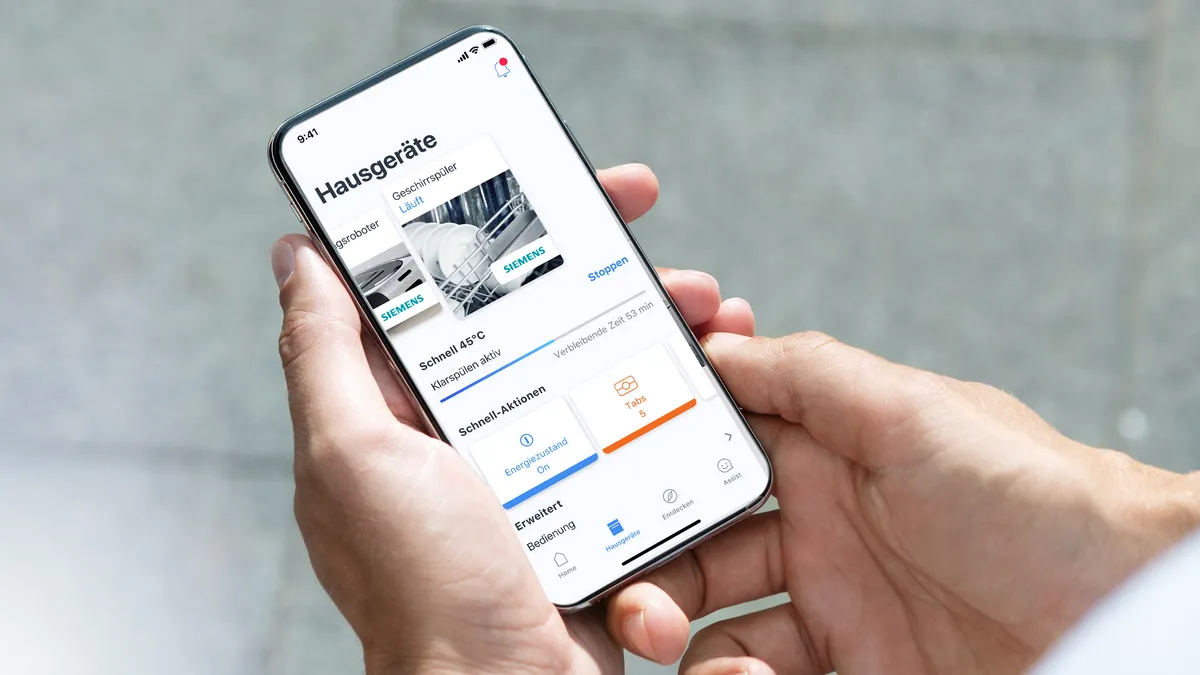 Akıllı telefonlar görüntüleniyor Hausgerate uygulama arayüzü, ev aleti bilgilerini ve kontrollerini göstermek.