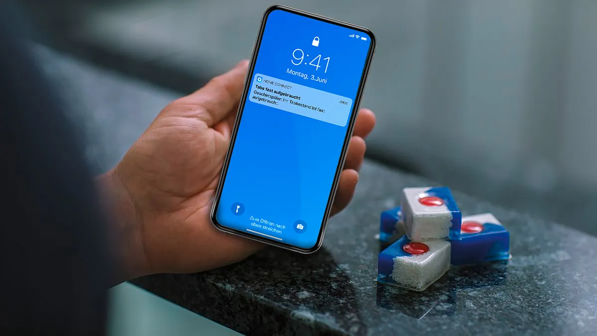 Zaman, bildirimleri ve enerji içeceği görüntülemek karanlık bir yüzeyde olabilir.