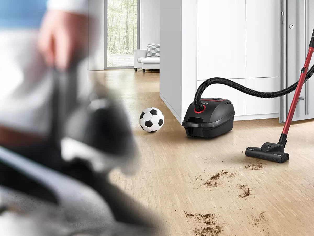 En ProPower-modell rengör effektivt golvet efter fotbollsskor.