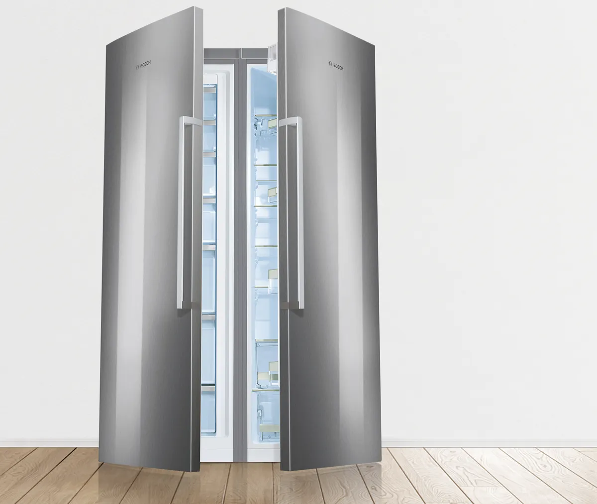 Un moderno frigorífico de acero inoxidable con puertas dobles, que se abren para revelar un interior bien iluminado con estantes transparentes y un diseño elegante.