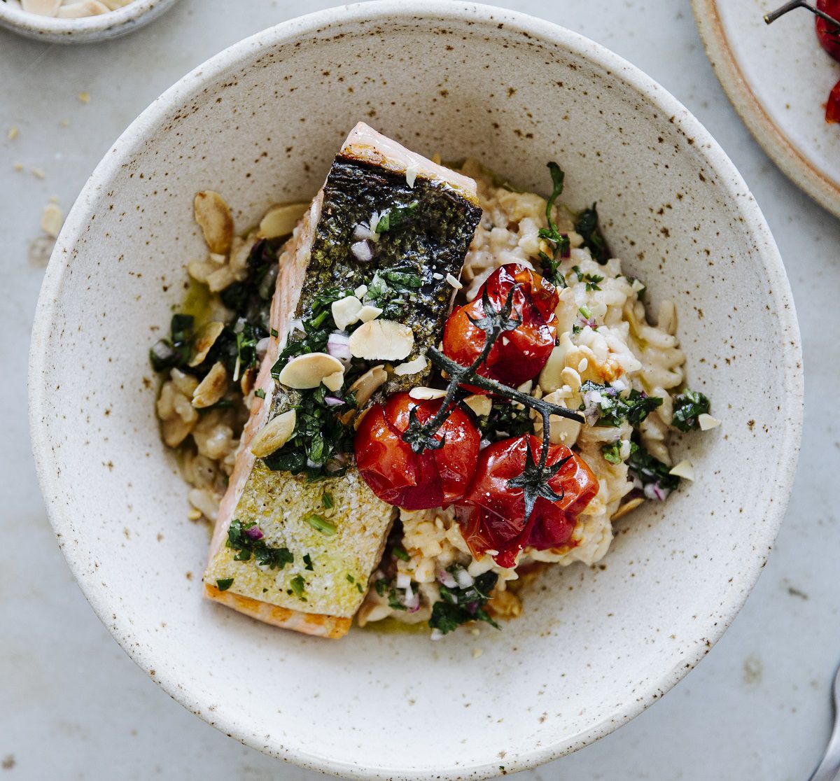 Rezept: Knuspriger Lachs mit Zitronen-Mandel-Risotto | NEFF