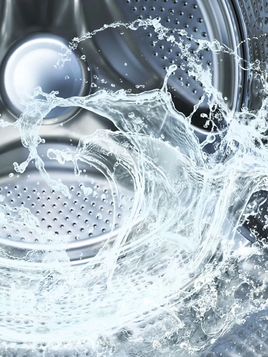  Zbliżenie na wnętrze bębna suszarki, ze znakiem "AutoClean" na dolnej części obrazu, wszystko w czarno-białej kolorystyce.