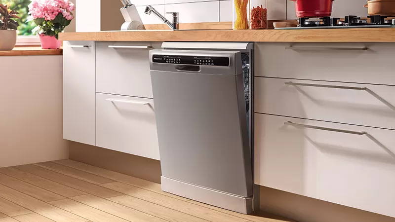 Modern mutfak bulaşık makinesi, ahşap sayacı ve metalleşmiş bitkiler.