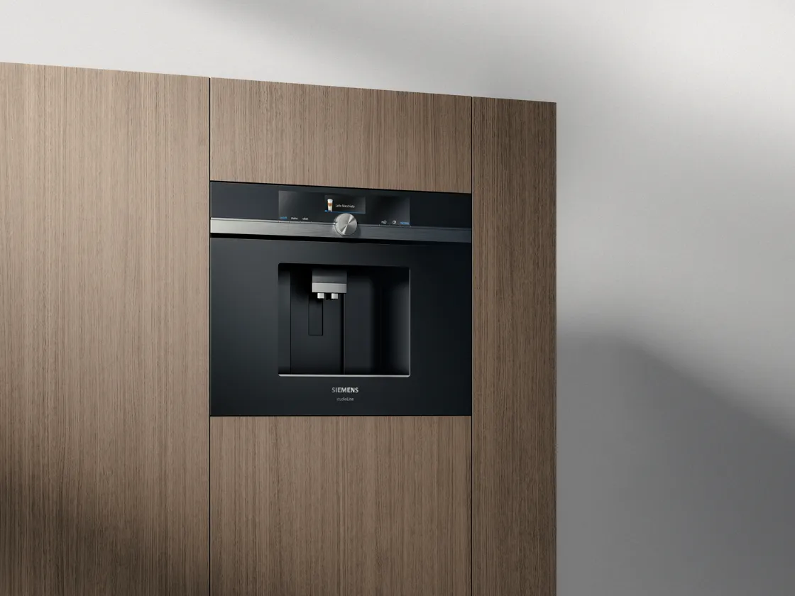 Sleek modern mutfak dolabında kahve makinesi inşa etti.