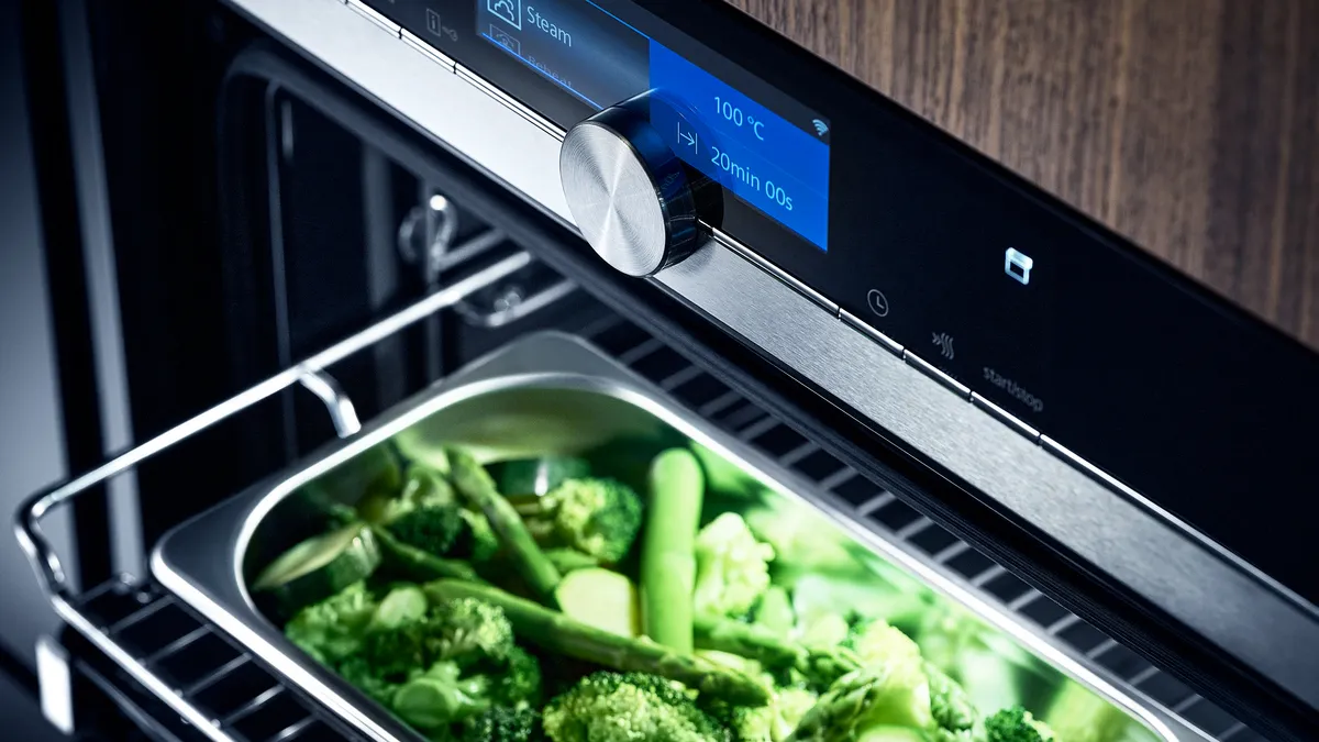Sparris och broccoli i en plåtform som tillagas perfekt krispiga med ånga i en Siemens ångugn.