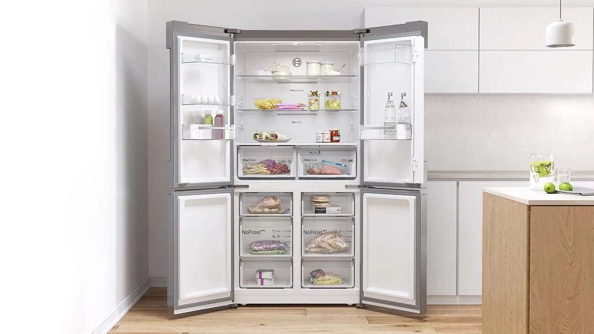 Frigorifero multidoor in una cucina con porte aperte.