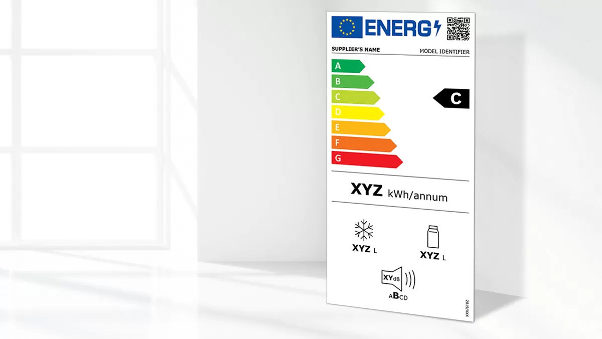 Energielabel mit Anbieternamen, Modellkennung, Verbrauchsdaten und einer C-Bewertung auf einer farbigen Effizienzskala von A bis G.