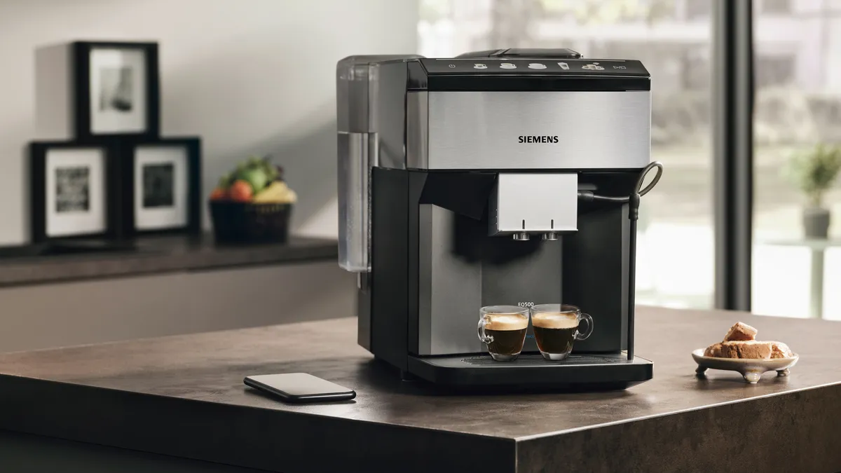 Siemens kavni aparat z dvema ravnokar pripravljenima espressoma.