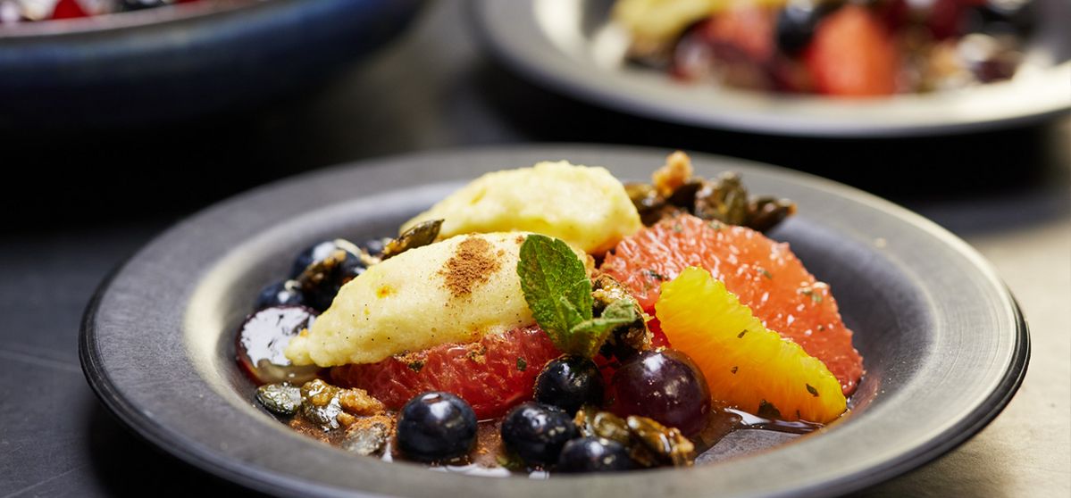 Rezept: Süße Quarknocken mit Früchteragout und Kürbiskernkrokant | NEFF
