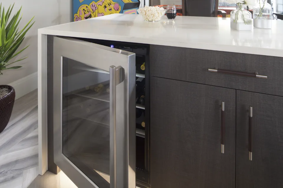Door open alarm ensures your items stay cold.