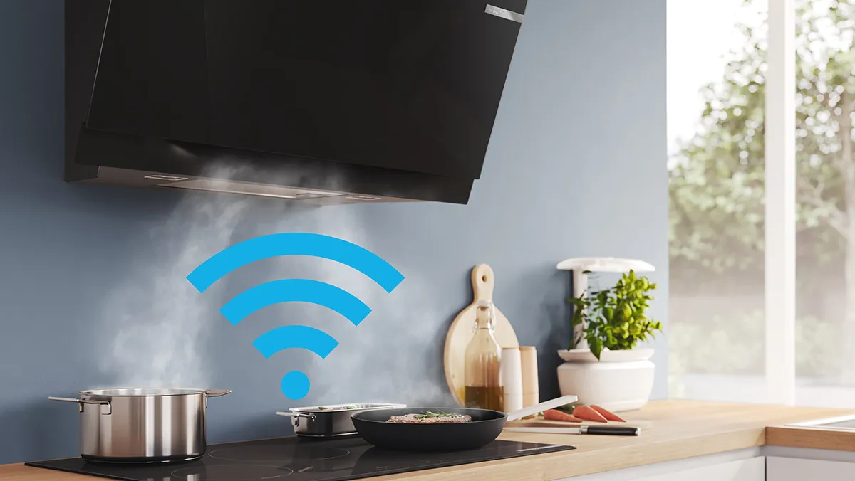 Wi-Fi sembolü, yemek aletleri ile modern mutfak ve ahşap sayacı üzerine dikilir.