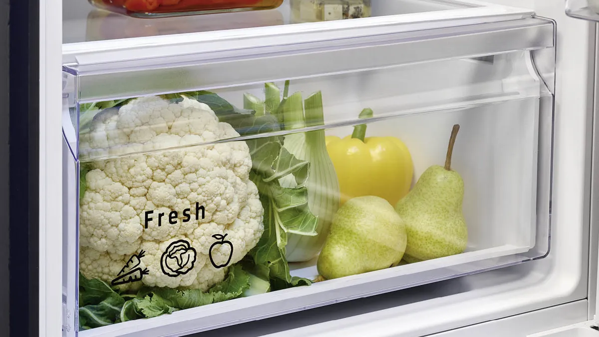 Constructa Kühlschrankfach mit Blumenkohl, Grünzeug, Paprika und Birnen.