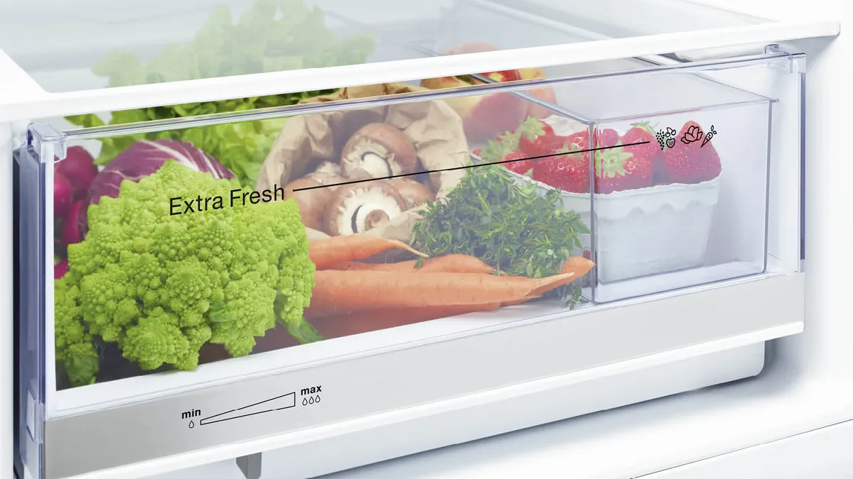 Constructa Kühlschrankfach „Extra Fresh“ mit buntem Obst, Gemüse und Kräutern.