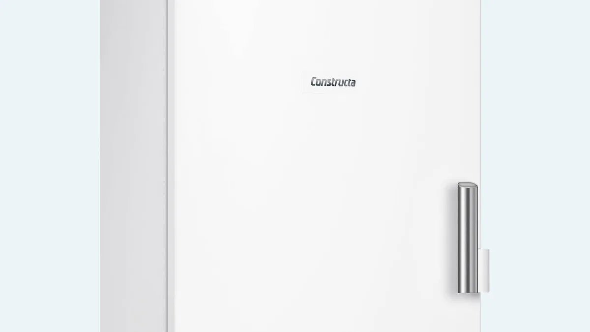 Constructa Kühlschrank in Weiß mit Edelstahlgriff und Logo vorne.