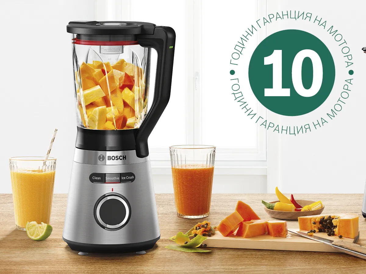 Блендер с плодове в него.