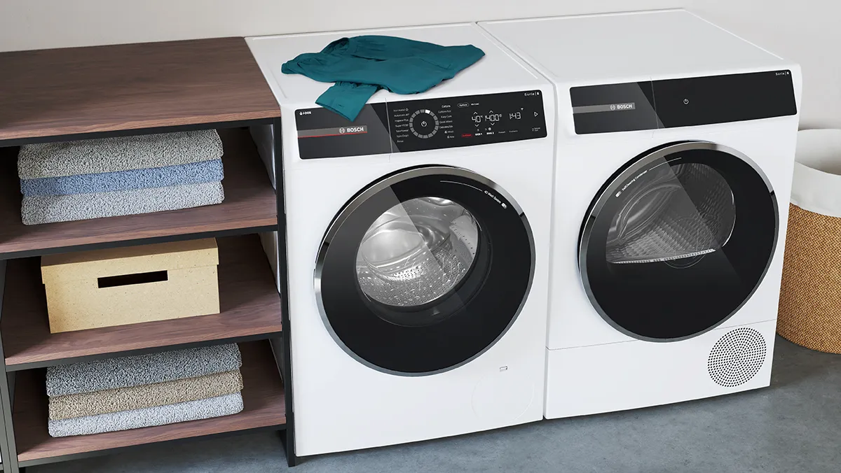 Bosch Waschmaschine und Trockner in einem modernen Waschraum, vereinfachen die täglichen Aufgaben.