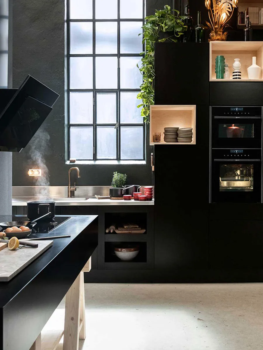 Moderne Küche mit schwarzen Schränken, offenes Regal, großes Fenster und minimalistische Dekoration.