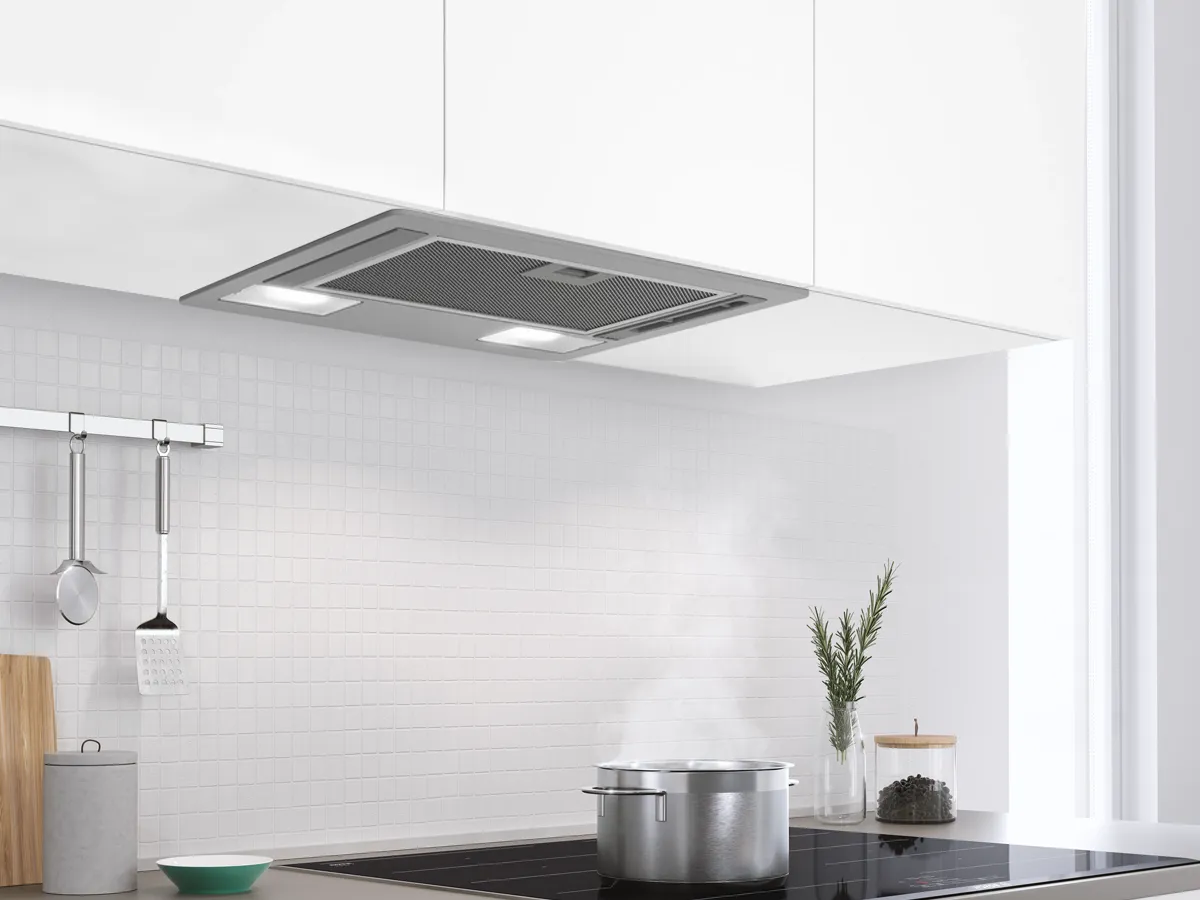 Beyaz karolar, paslanmaz çelik cihazlar ve bir tencere bitki.