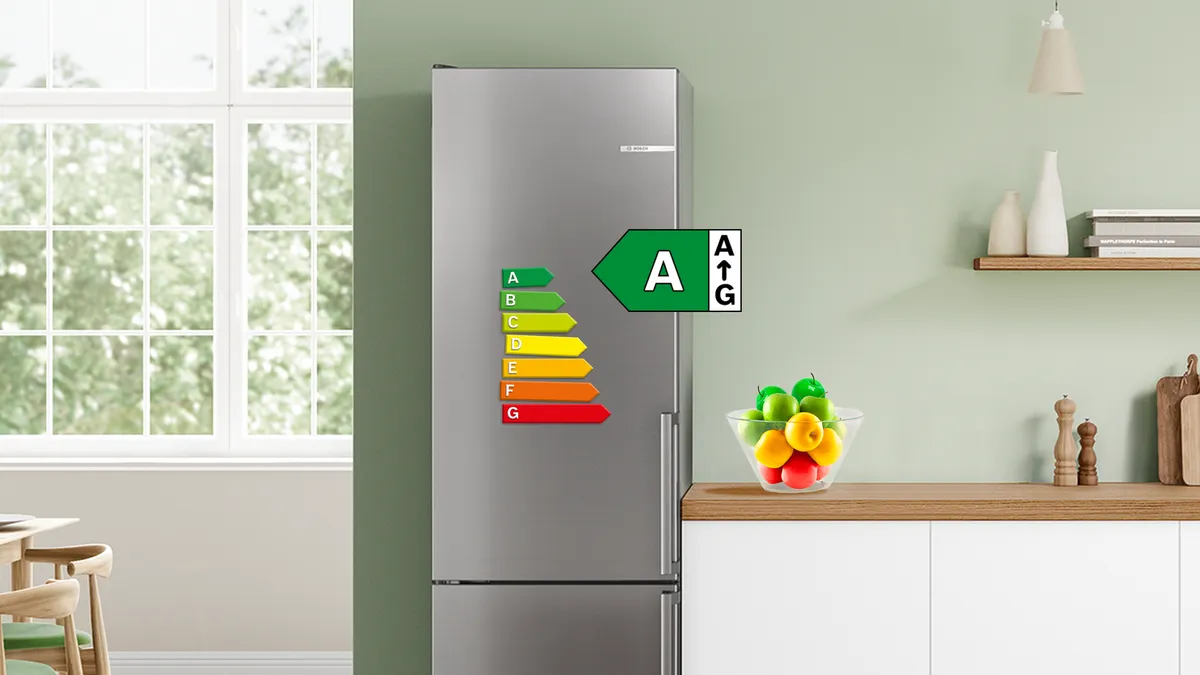 Moderne Kuche mit silbernem Kuhlschrank mit Energieeffizienzklasse A