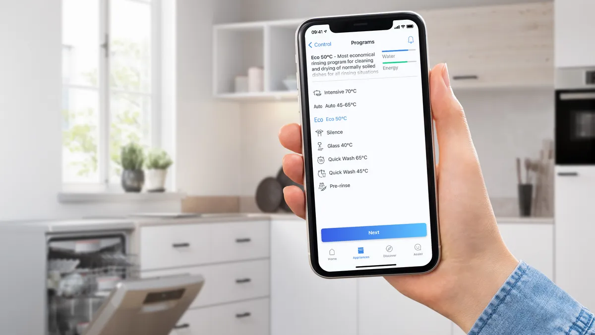 Mano che tiene uno smartphone mostrando l'interfaccia dell'app con varie opzioni.