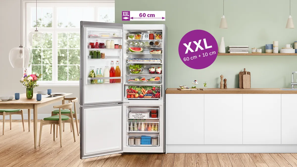 Un réfrigérateur ouvert présentant une variété d'aliments et de boissons, portant l'étiquette « XXL 60 cm », avec une cuisine moderne en arrière-plan.