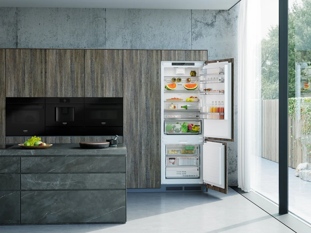 Inbouw koel-vriescombinaties van Siemens in een moderne keuken met grijs- en houttinten