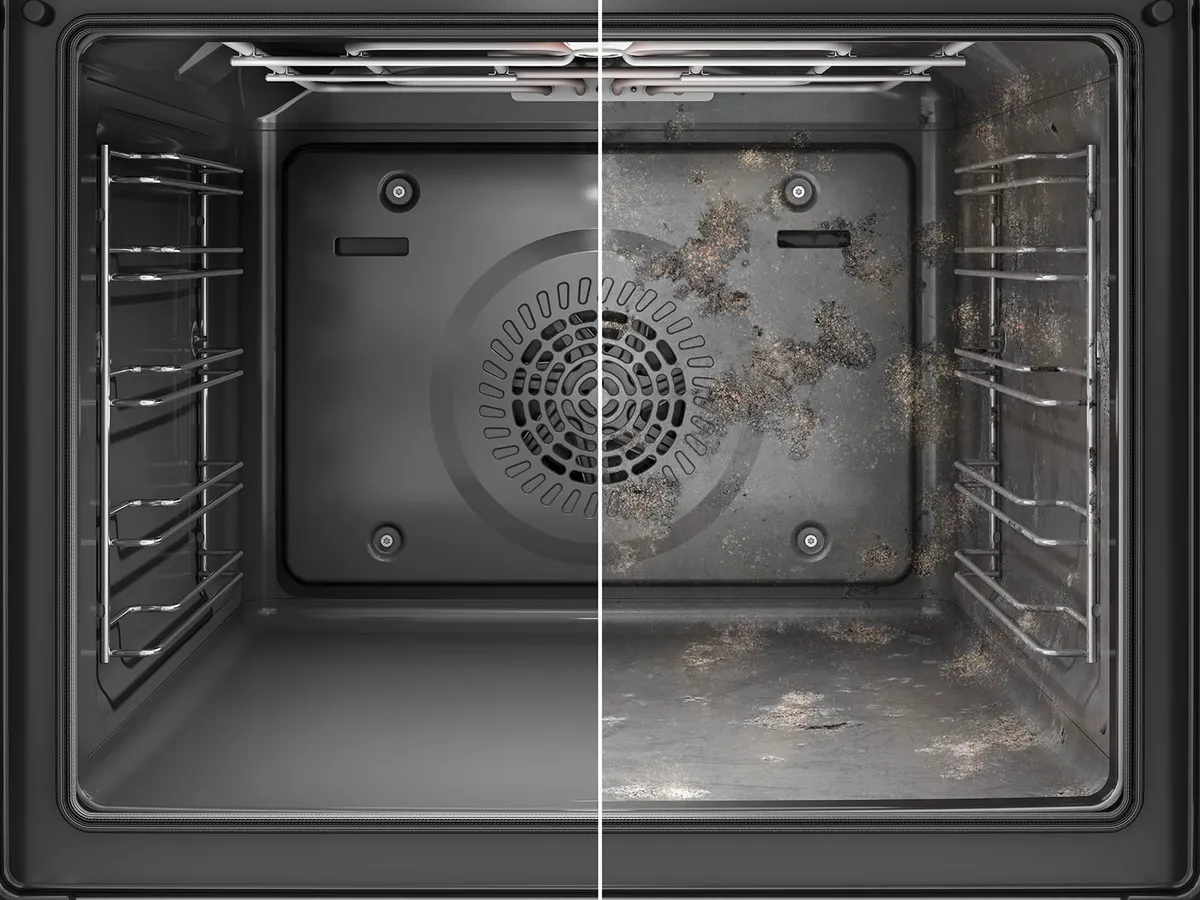 Notranjost Bosch pirolitične pečice - polovica umazana in polovica čista.