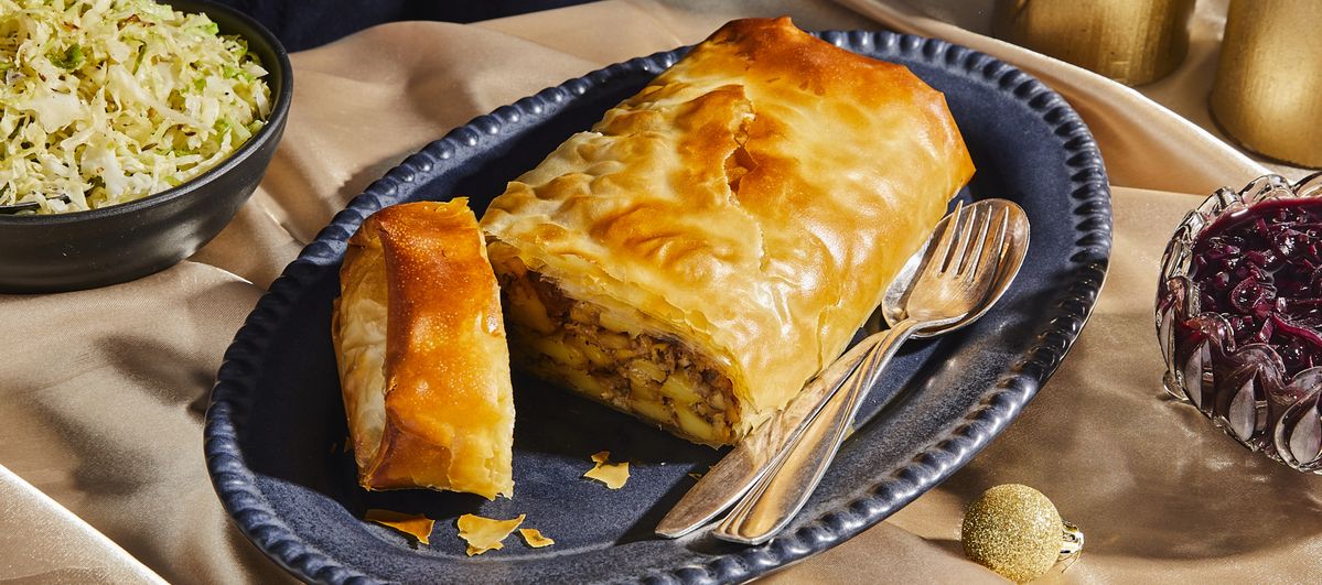 Pikanter Kartoffel-Haselnuss-Strudel mit geschmortem Wirsing und ... Pikanter Kartoffel-Haselnuss-Strudel mit geschmortem Wirsing und ...
