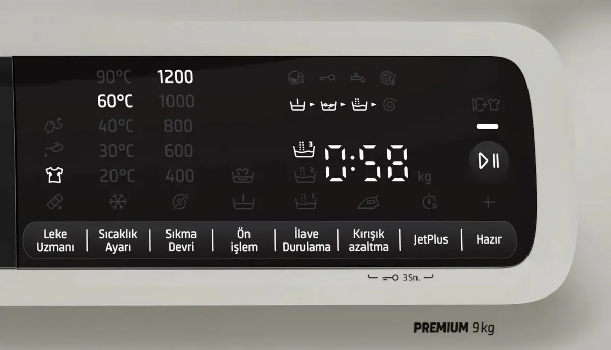 Çamaşır makinesi kontrol paneli sıcaklık ayarları, döngü simgeleri ve zaman gösteren dijital ekran.