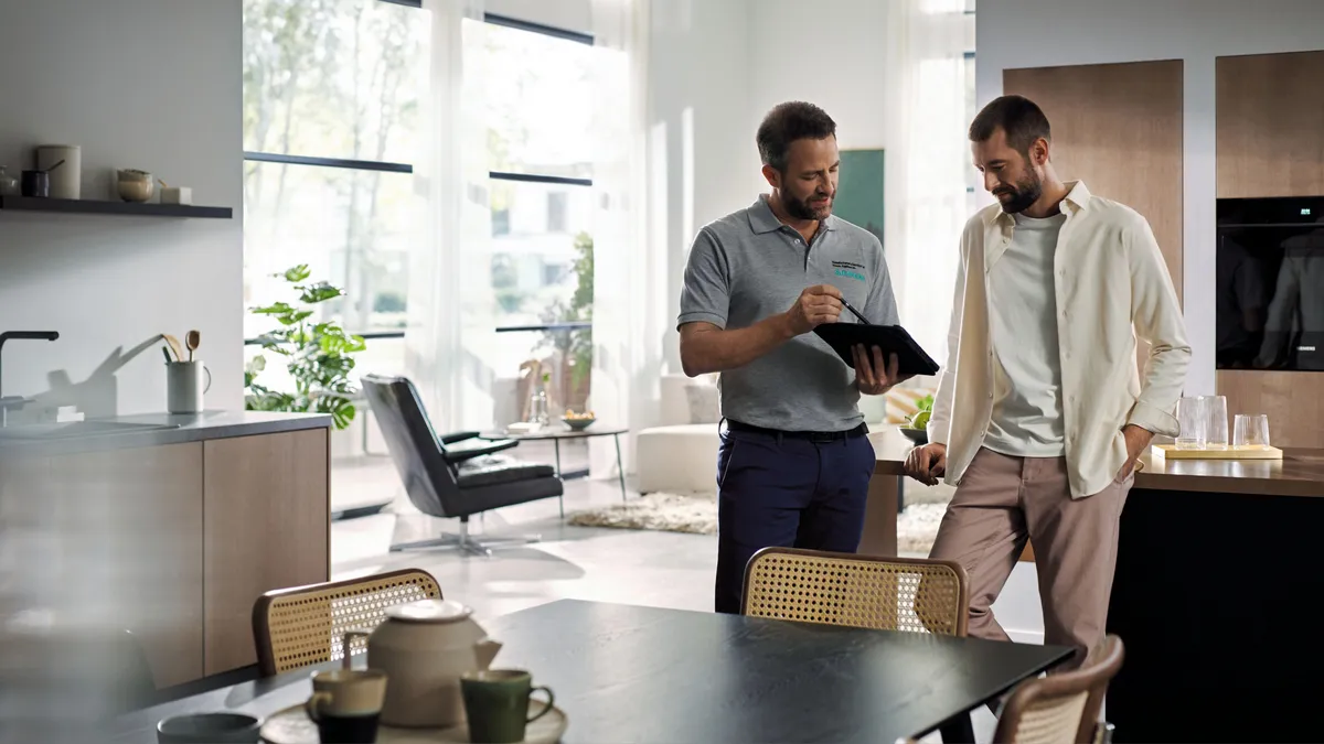 23445482_GL_SIE_PIS_Empowering_People_in_setting_technician_explaining_PCS_M27-18b_2645_1