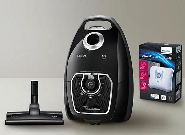 Vakum temizleyici, siyah ve gri renk, güç kablosu, toz çanta, temizlik aksesuarları.