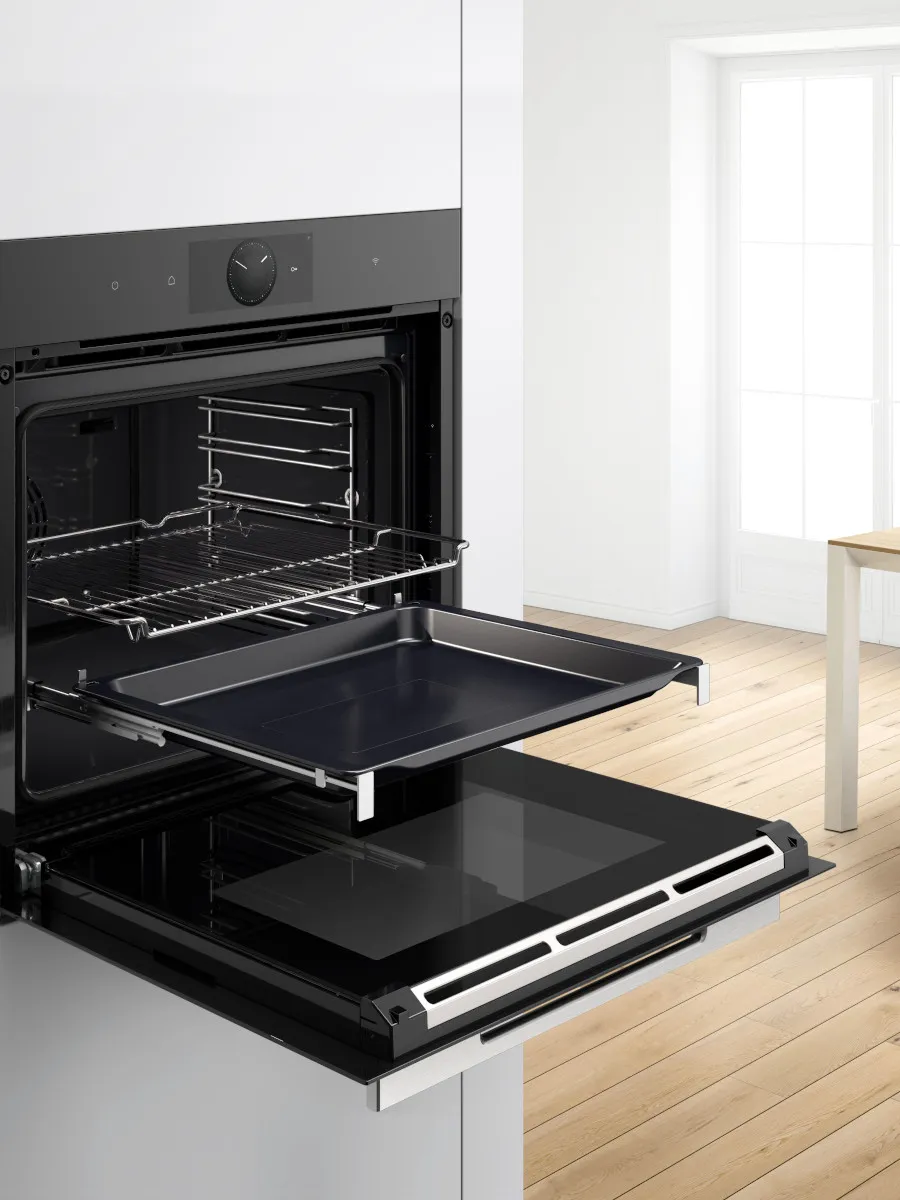 Forno Bosch con comandi digitali e porta aperta, che mostra l'esterno in acciaio inox.