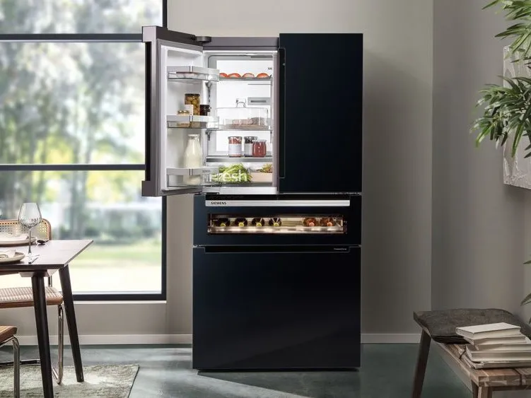 Frigorífico multpuerta de Siemens de color negro, en una cocina luminosa, con las puertas del refrigerador abiertas y la zona para vinos iluminada.