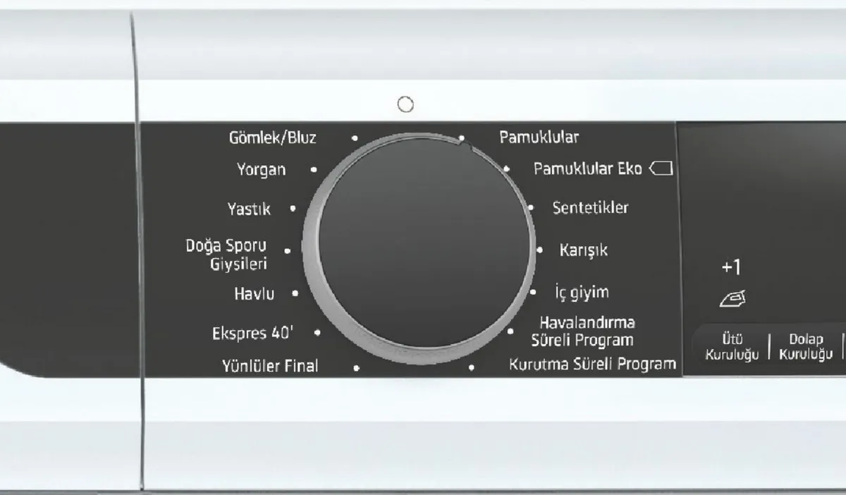 Çeşitli ayarları ve işlevleri olan çamaşır makinesi kontrol paneli.