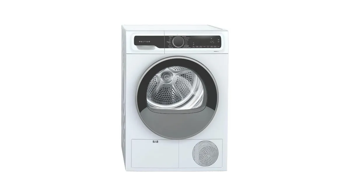 Beyaz ön yükleme kıyafetleri kontrol paneli ve davul görünür.