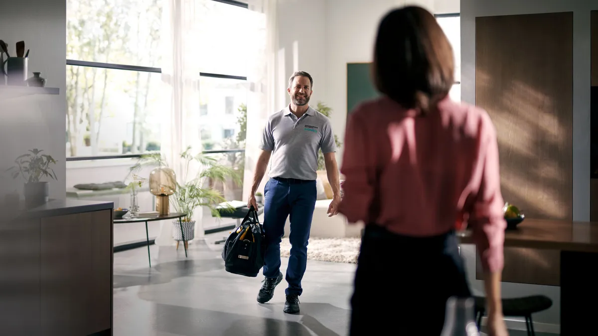 24894697_technician_siemens_empowering