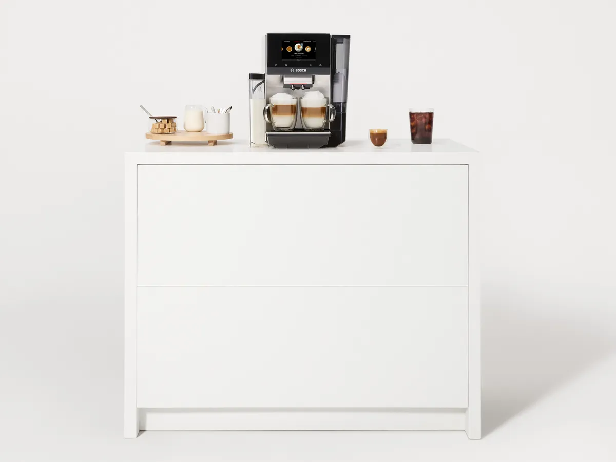 Bosch 800 Series fully automatic espresso machine with coffee drinks on white countertop