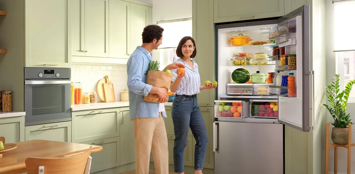 Modern mutfakta kağıt çantadan çift paketsiz marketler açık buzdolabı ile.