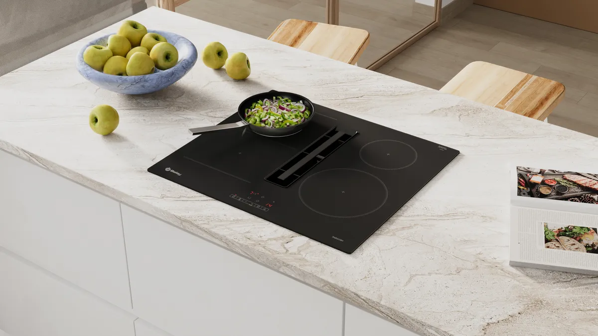 Plano placa con extractor Balay con comida cocinándose