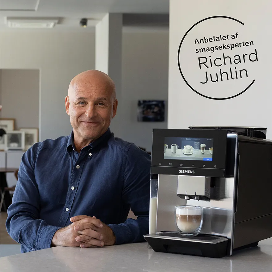 Smagseksperten Richard Juhlin i en blå skjorte står ved en bardisk ved siden af en Siemens kaffemaskine